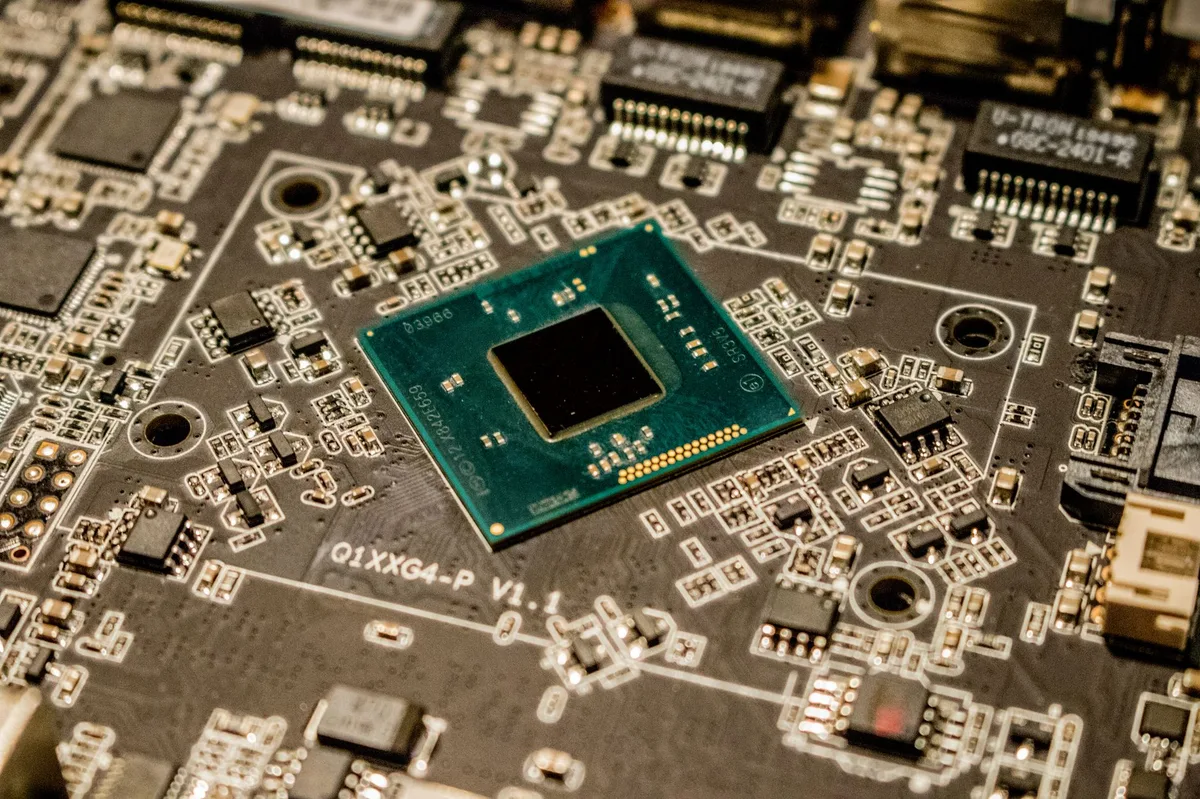 Apple và Microsoft tăng giá sản phẩm do chi phí chip tăng vọt