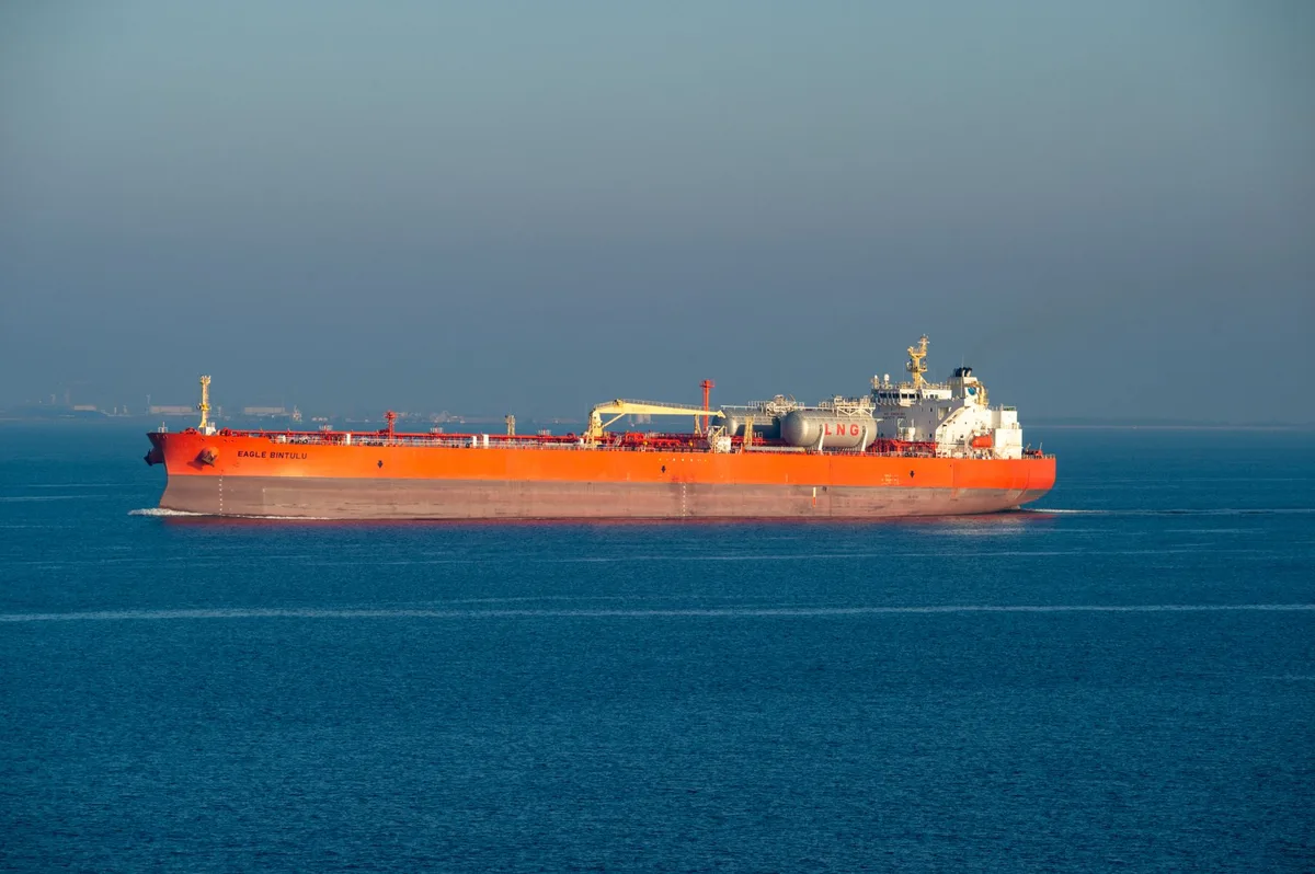 Giá dầu tăng sau các cuộc tấn công Mỹ-Iran đe dọa việc mở lại Eo biển Hormuz