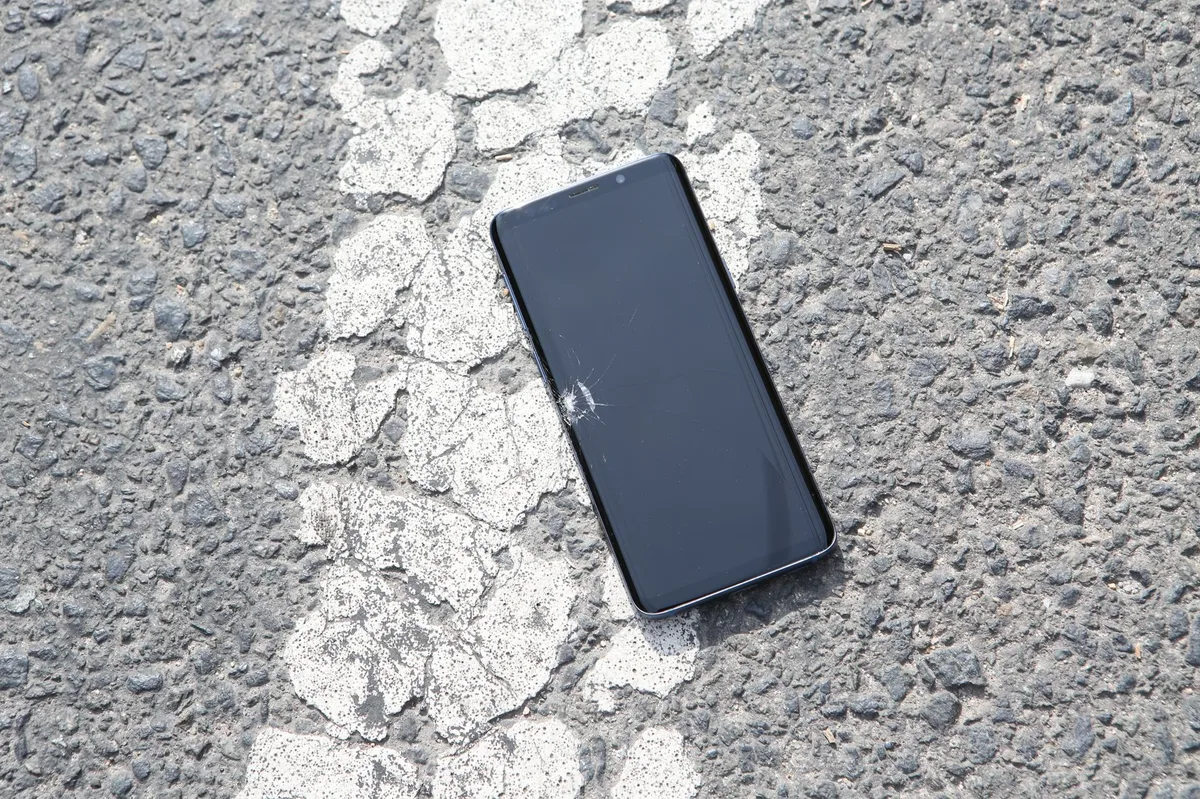 iPhone 18 Pro lộ ảnh thử rơi vỡ: sống sót sau cú rơi trong phòng thí nghiệm