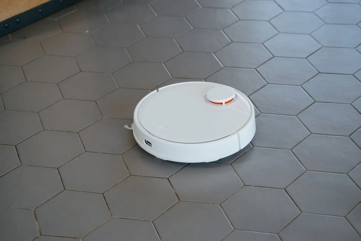 LG ra mắt robot hút bụi AI 'RONi': thế giới đầu tiên có hơi nước 100°C ở cả thân và đế, giá từ 1.299 USD