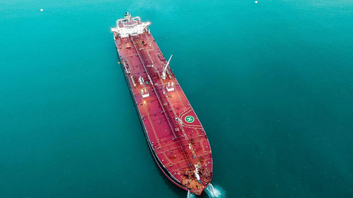 Tàu chở dầu vượt eo biển Hormuz bất chấp cảnh báo của Iran, giá dầu hạ nhiệt