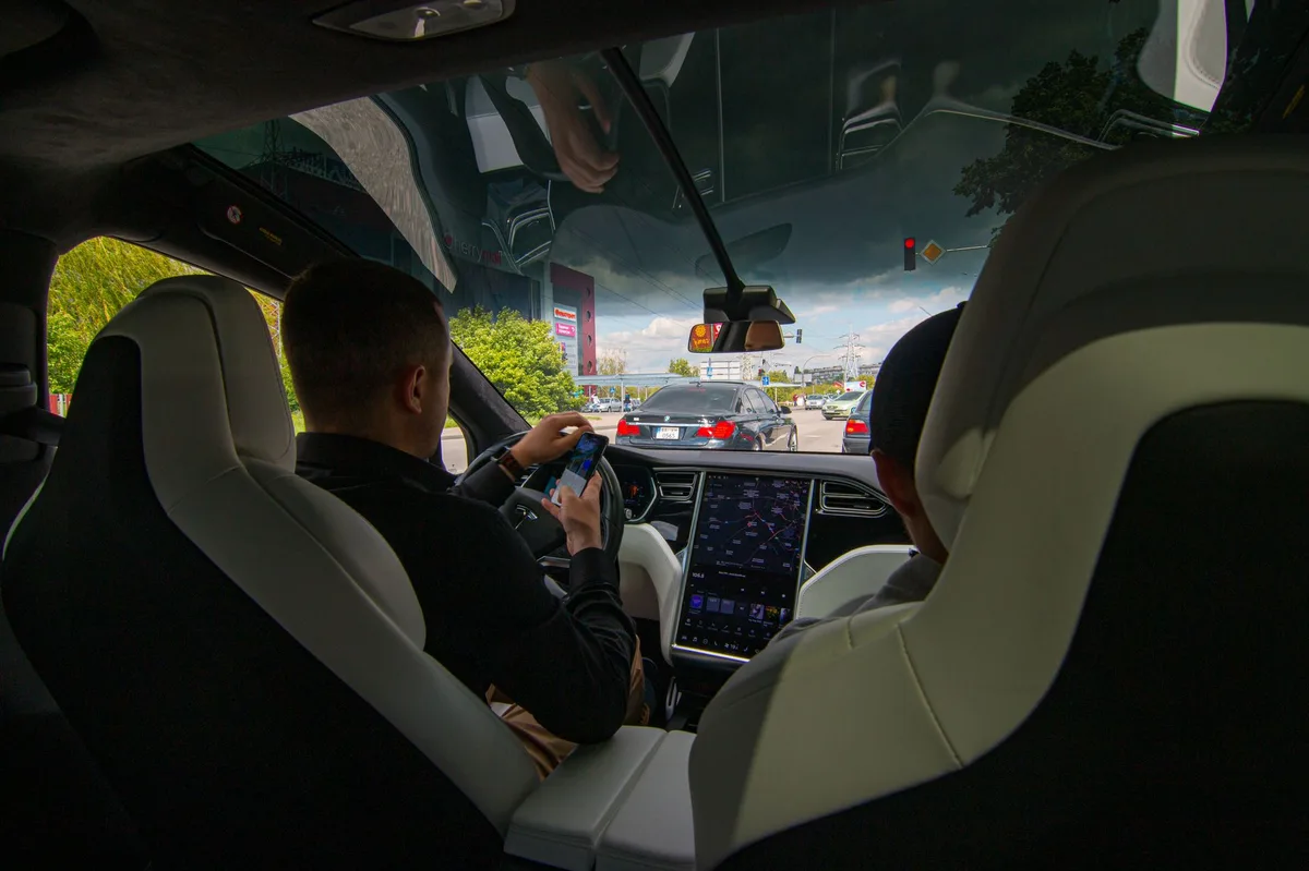 Tesla FSD bị điều tra sau tai nạn chết người, Waymo nhập khẩu 3.156 xe robotaxi trong năm