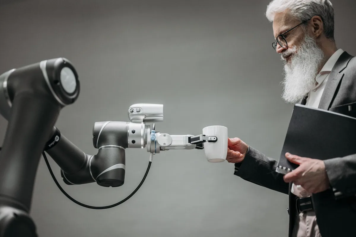 Trung Quốc thúc đẩy 'AI + tiêu dùng': 8 bộ ngành ra văn bản thúc đẩy điện thoại AI, xe thông minh, robot