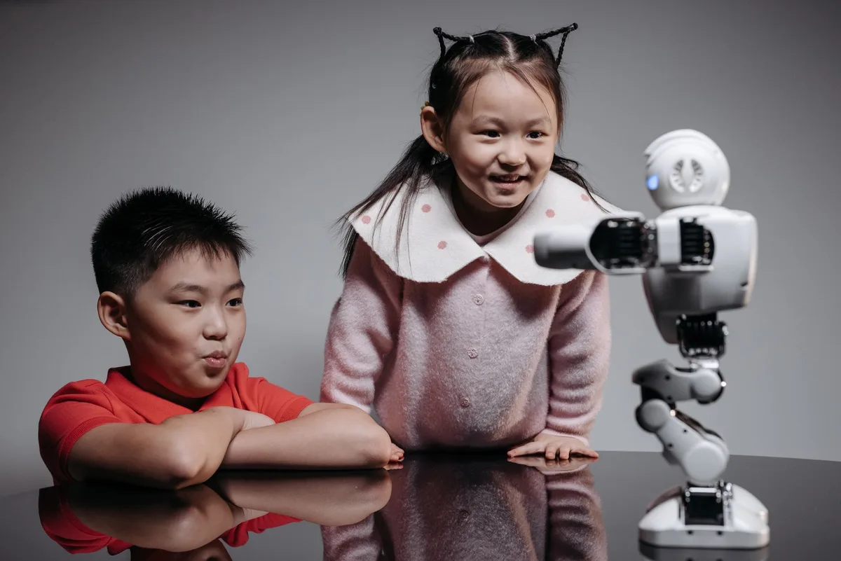 AI có nên ngăn chặn nỗi buồn? 'Ba nguyên tắc robot cho tâm hồn' đặt câu hỏi về bản chất con người