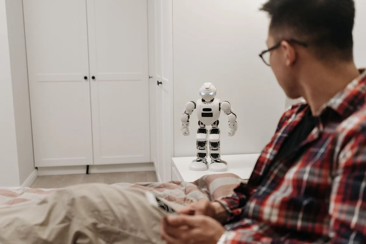 AI khuếch đại lòng tự ái, đẩy con người vào 'mê cung ảo' - Cảnh báo từ nhà văn Pháp
