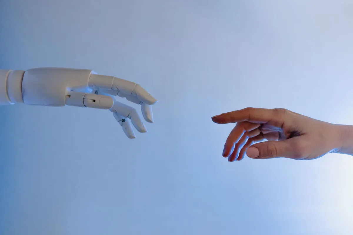 AI thiên vị chính trị và trả lời thất thường: Cách phòng tránh theo chuyên gia GlobalFact2026
