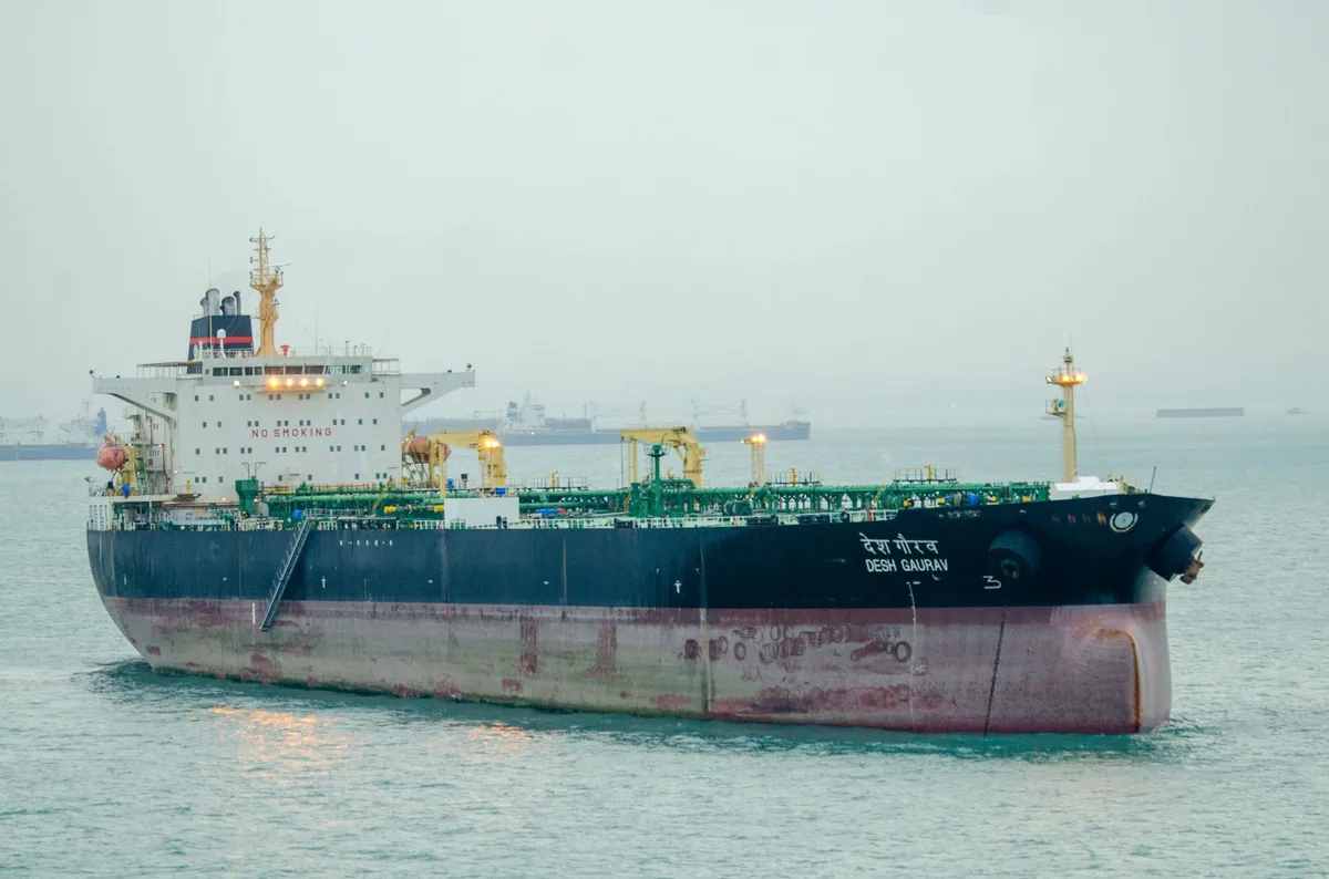Ba tàu chở dầu liên quan Iran bị giam tại Ấn Độ trôi dạt vào bờ trong bão mùa hè