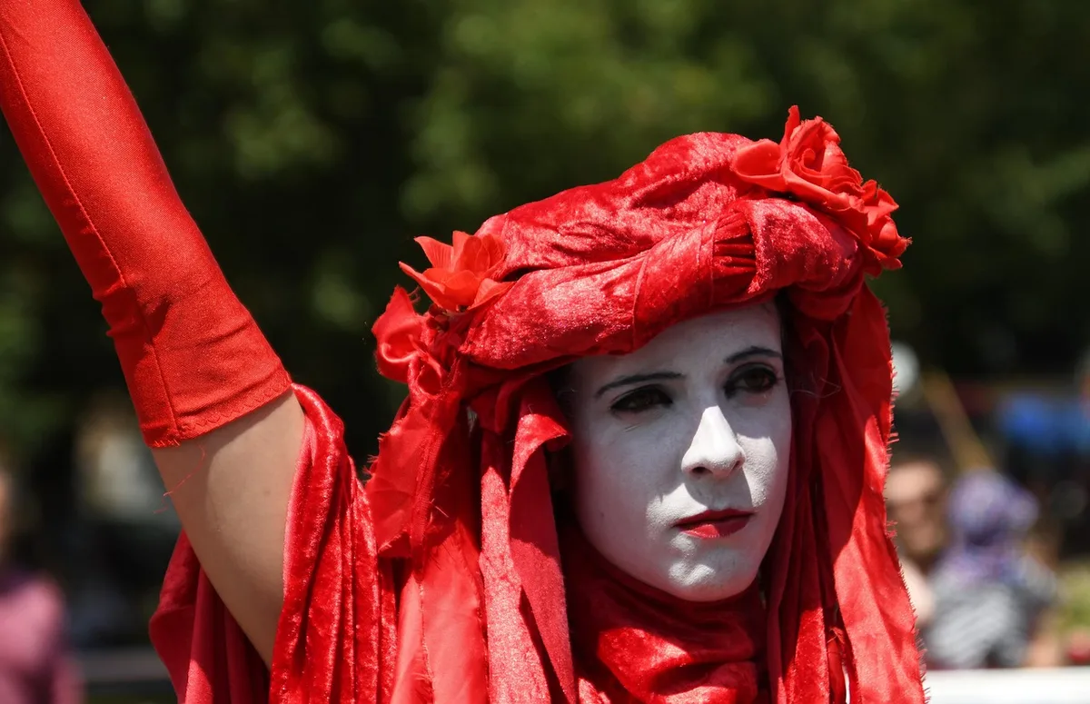 ‘Cách mạng Hồng hạc’ lan rộng: Hàng nghìn người biểu tình đòi Thủ tướng Albania từ chức