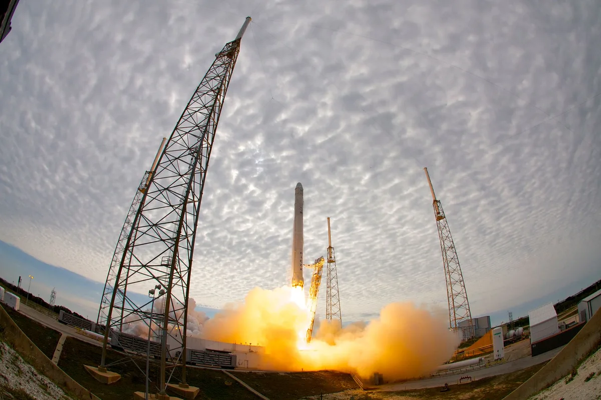 Cổ phiếu SpaceX đóng cửa ở mức thấp sau khi hủy chuyến bay thử nghiệm đầu tiên kể từ IPO