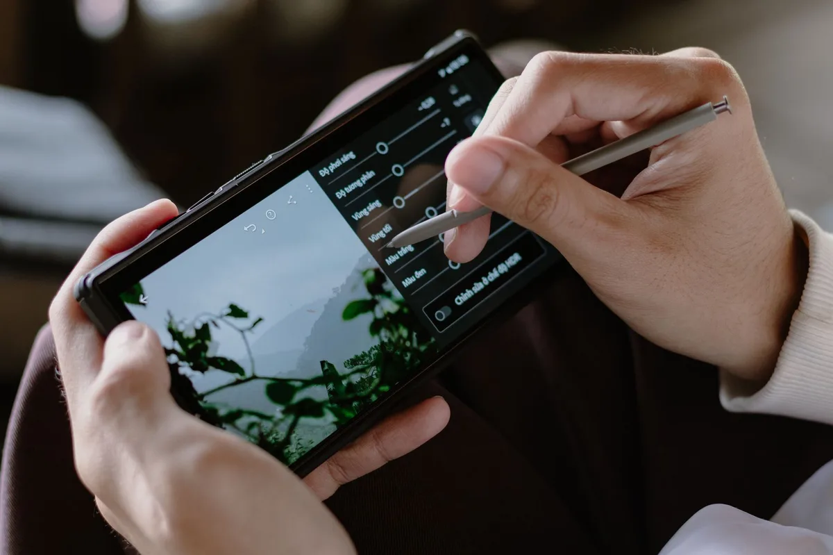 Đánh giá Samsung Galaxy Z Fold 8: Màn hình rộng hơn, trải nghiệm tốt hơn