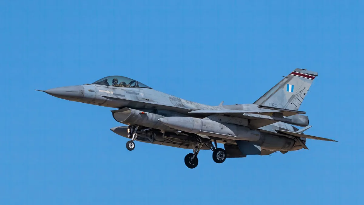 Máy bay F-16 của Ukraine rơi khi đánh chặn mục tiêu Nga, phi công an toàn