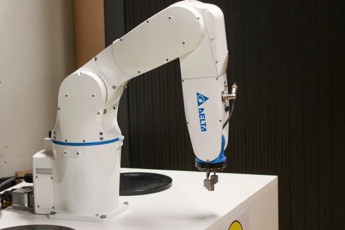 Robot cộng tác AI Trung Quốc ra mắt: tay đơn, làm được việc nhà, khách sạn
