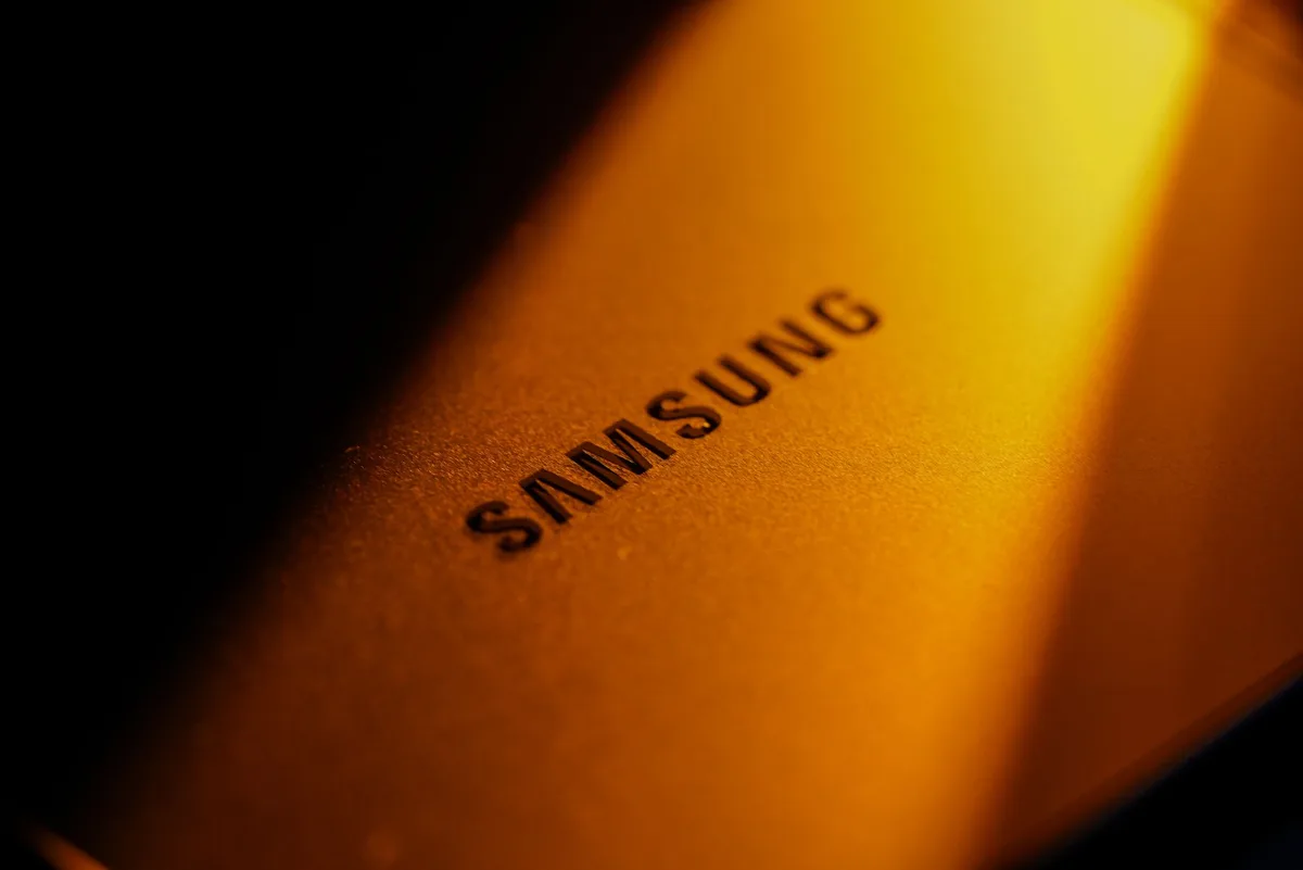So sánh Samsung Galaxy Z Flip 8 và Motorola Razr Ultra: Thiết kế, thông số, camera