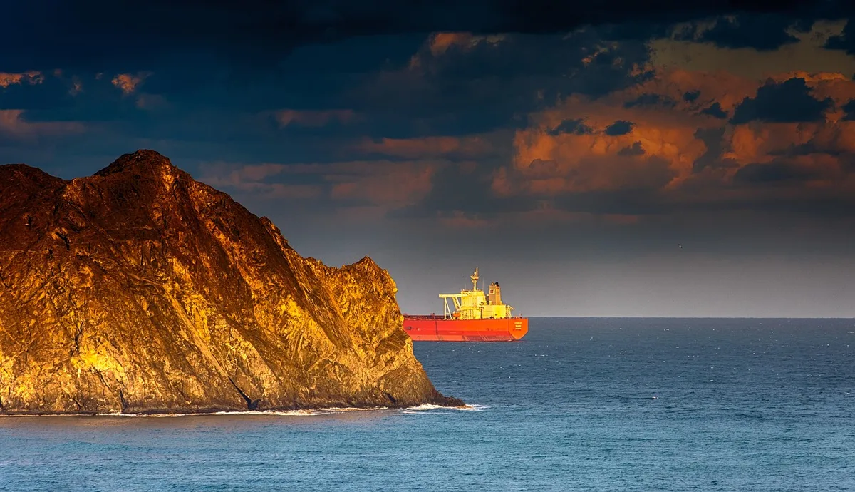 Tàu chở dầu bị tấn công ở eo biển Hormuz, Iran đe dọa bỏ đàm phán