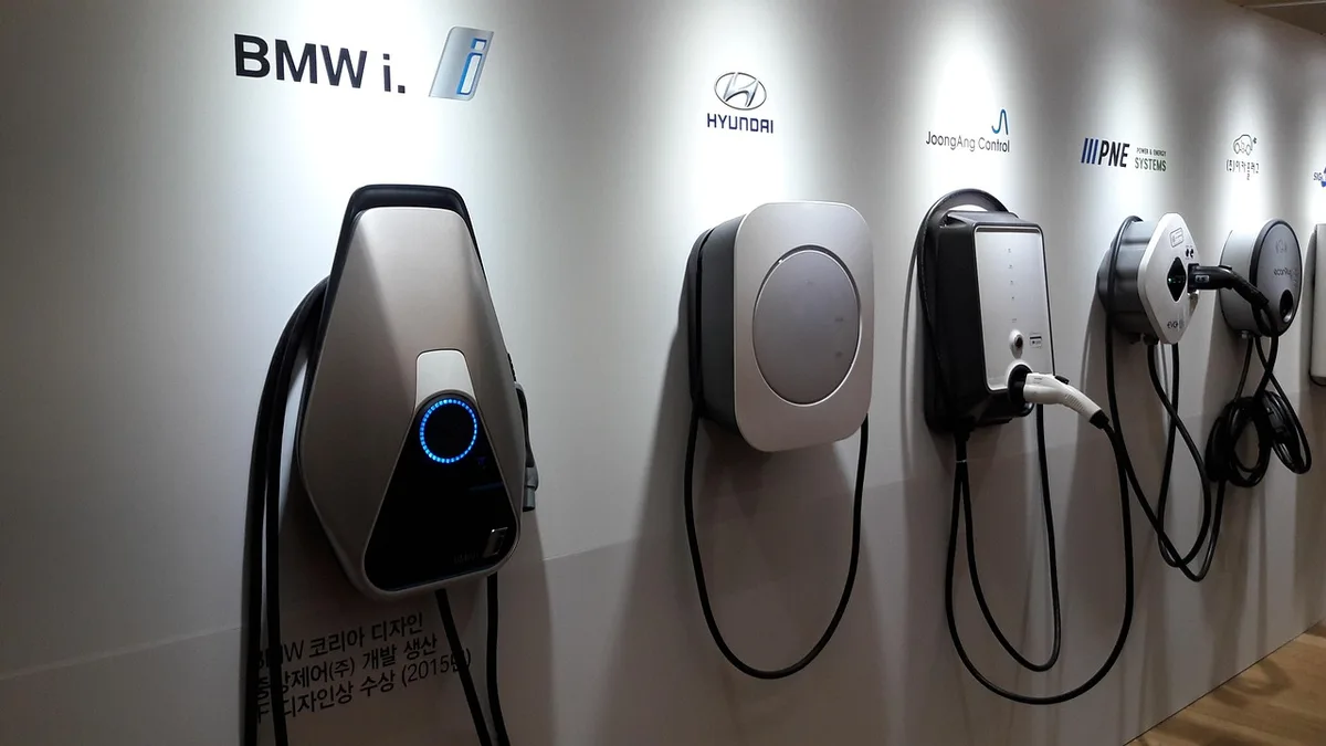 Tesla lùi thời gian sản xuất hàng loạt Cybercab, Semi và Megapack 3, chi tiêu tăng vọt