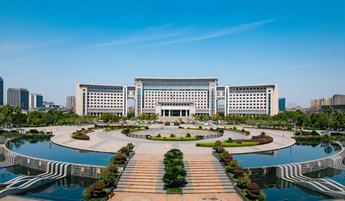 Trung Quốc xử lý 170 vụ án dùng AI tạo tin giả trong nửa đầu năm 2026