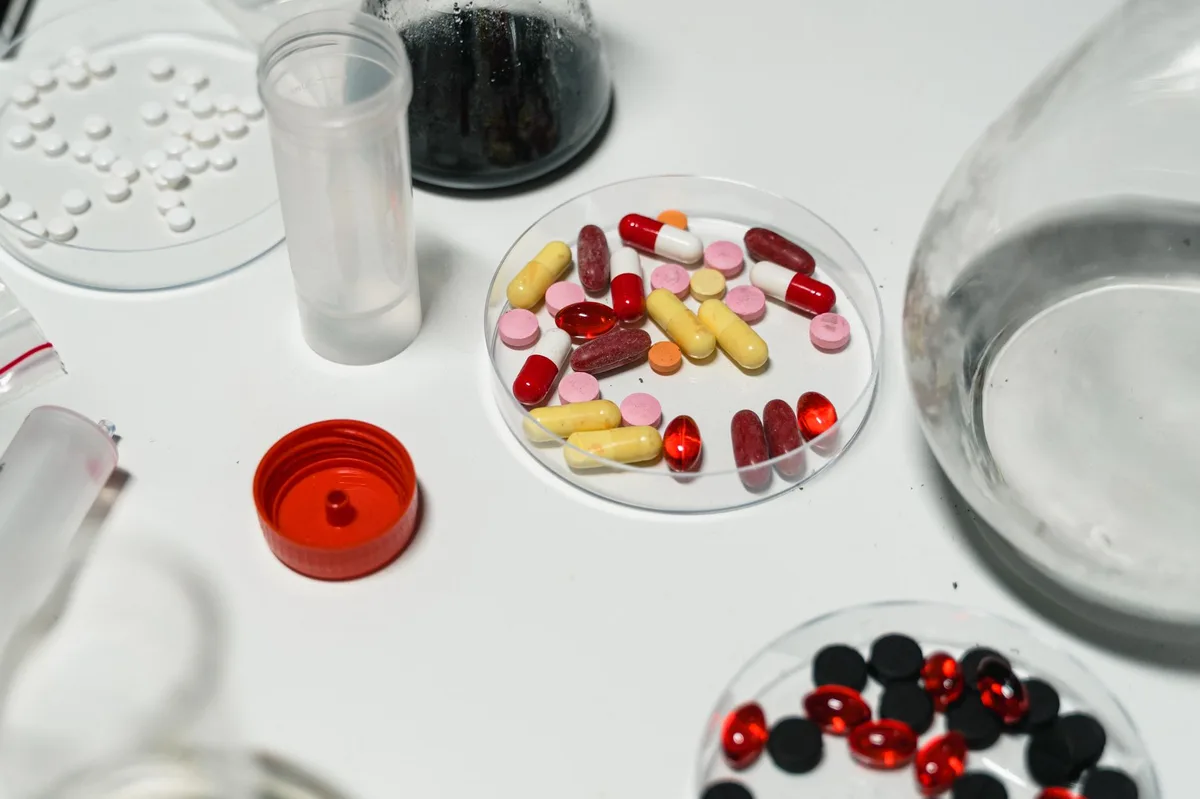 WAIC 2026: AI kết hợp lượng tử tấn công thị trường CAR-T 150 tỷ USD, Insilico Medicine bắt tay Yuanma Zhiyao và Dune Quantum