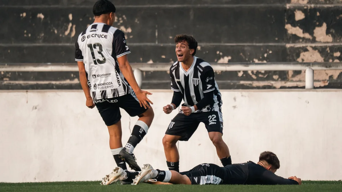 Andrea Falcón giải nghệ ở tuổi 28, khép lại hơn một thập kỷ bóng đá đỉnh cao