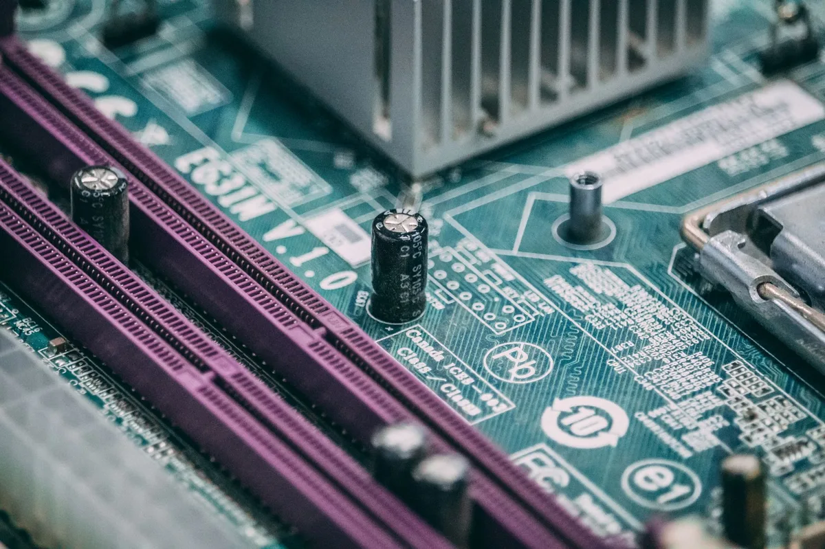 Bán dẫn Trung Quốc: Chính quyền Tập Cận Bình tự chặn chip H200, GPU chợ đen tăng giá vọt