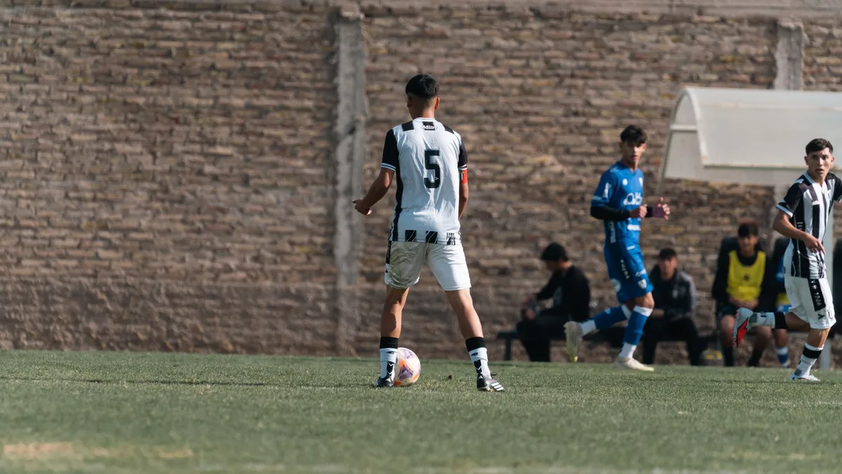 Chimy Avila bị Real Betis chấm dứt hợp đồng: 'Bóng đá là nạn buôn người hợp pháp'