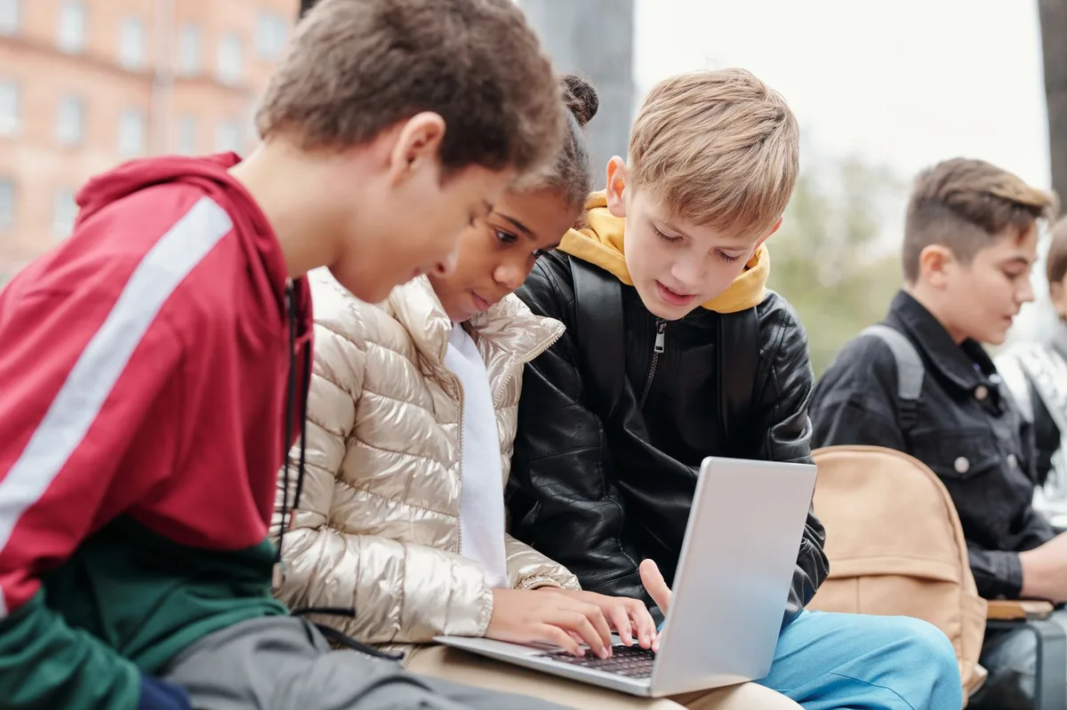 Giá laptop tựu trường tăng vọt: mẹo mua sắm tiết kiệm