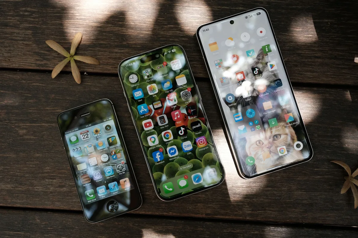 iPhone gập dòng Ultra của Apple: giá từ 1.999 USD, kèm AirPods camera và MacBook màn hình cảm ứng