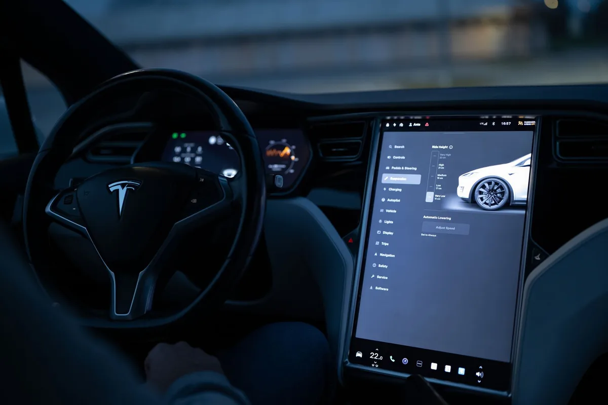 Ngành robotaxi Mỹ đảo chiều: Zoox sắp thu phí, Waymo bị siết giám sát