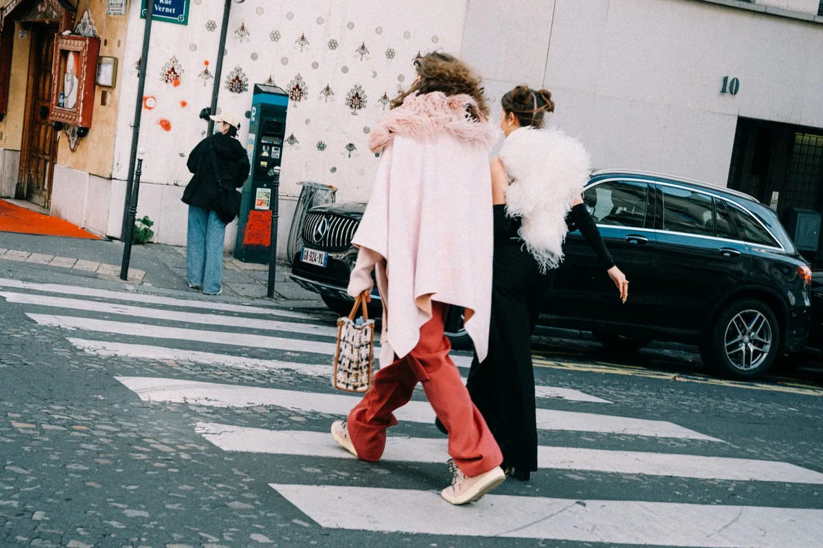 Quần short gym mặc với blazer: xu hướng sàn diễn 2026 từ Miu Miu đến Stella McCartney