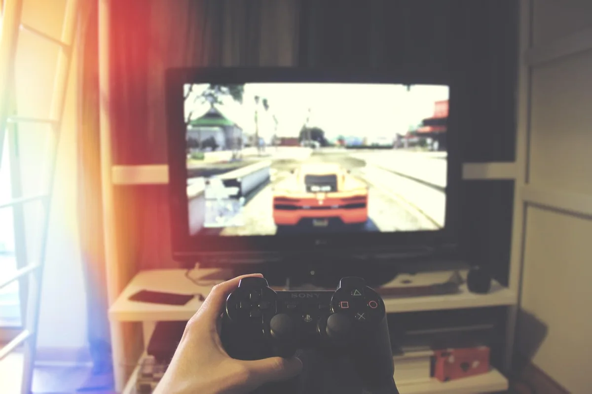 Tay cầm chơi game iPhone MCON: mở trượt biến iPhone thành console cầm tay, giá 99 USD