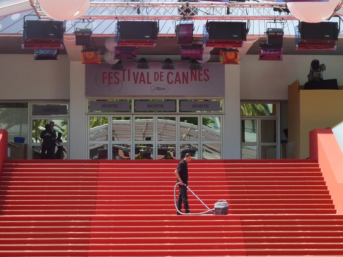 Toronto Film Festival 2026: 54 phim mới gồm Zooey Deschanel, Michelle Yeoh, Simon Rex, Ed Helms, Barry Keoghan