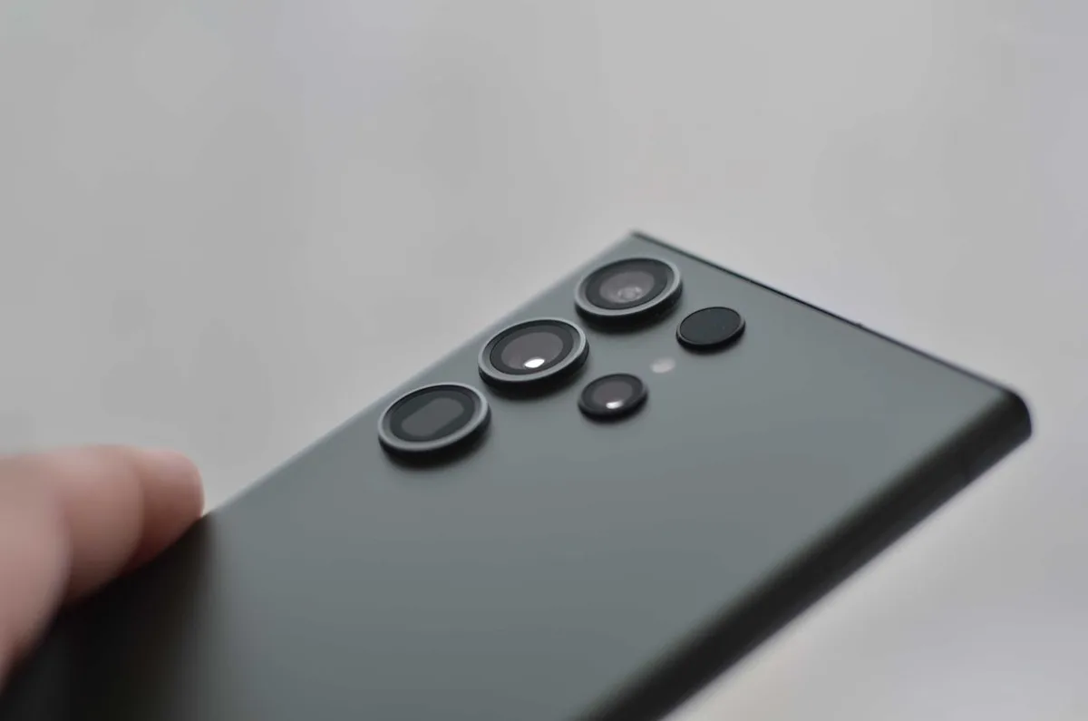 Cận cảnh cụm ống kính camera phía sau của một chiếc điện thoại thông minh