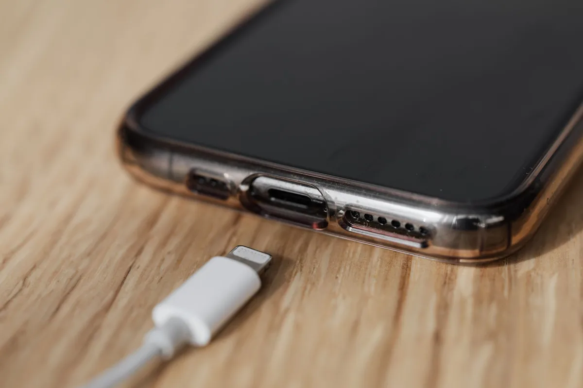 Điện thoại đang cắm cáp sạc USB tại trạm sạc công cộng