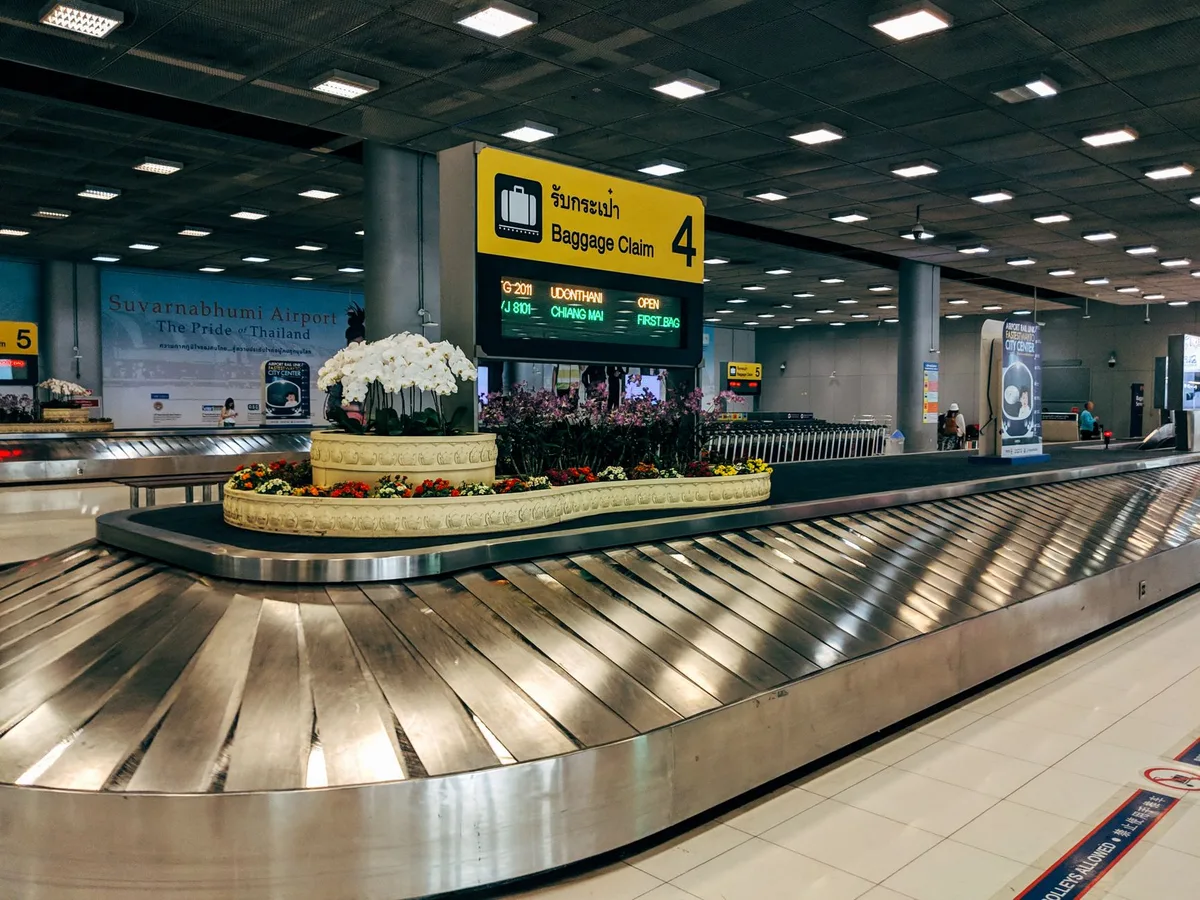 Băng chuyền hành lý tại sân bay khi hành khách nhận đồ