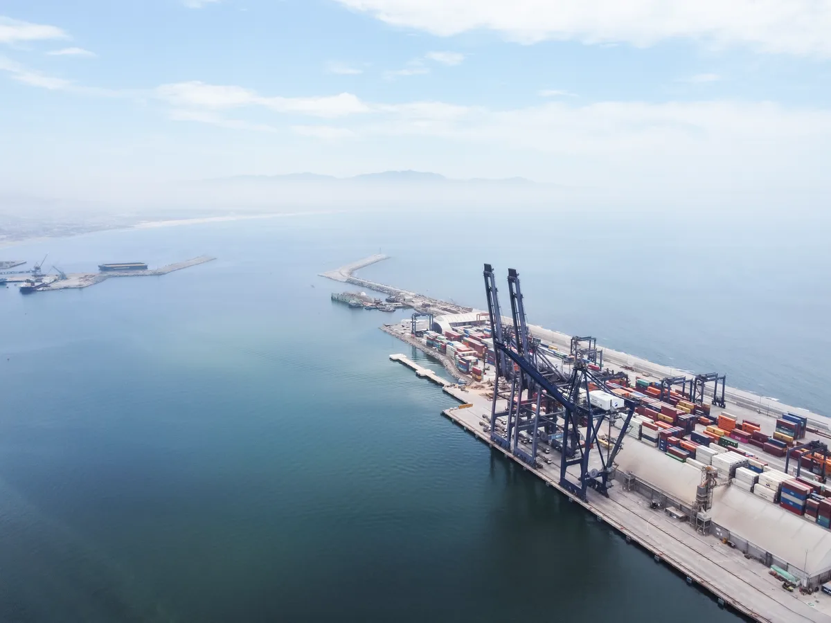 Tàu container cập cảng biển, thể hiện chi phí vận tải trong giá cà phê