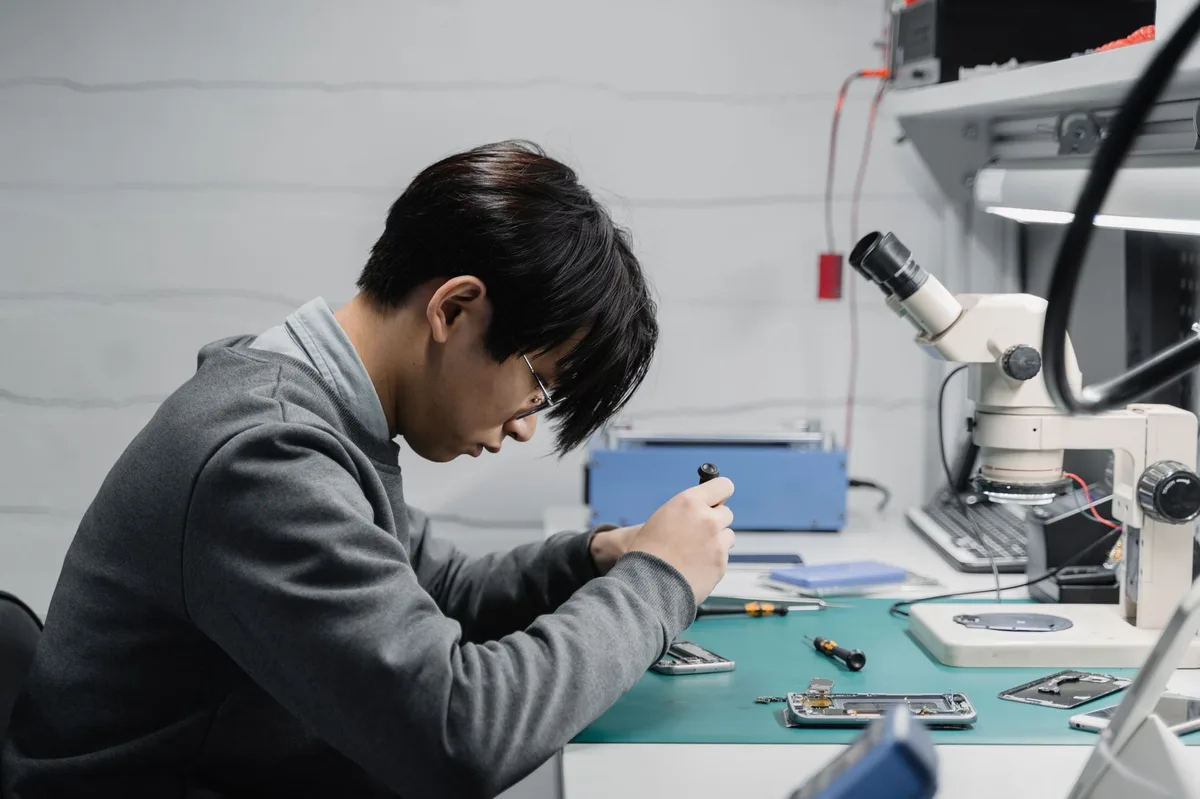 Bộ dụng cụ sửa điện thoại bày trên bàn kỹ thuật