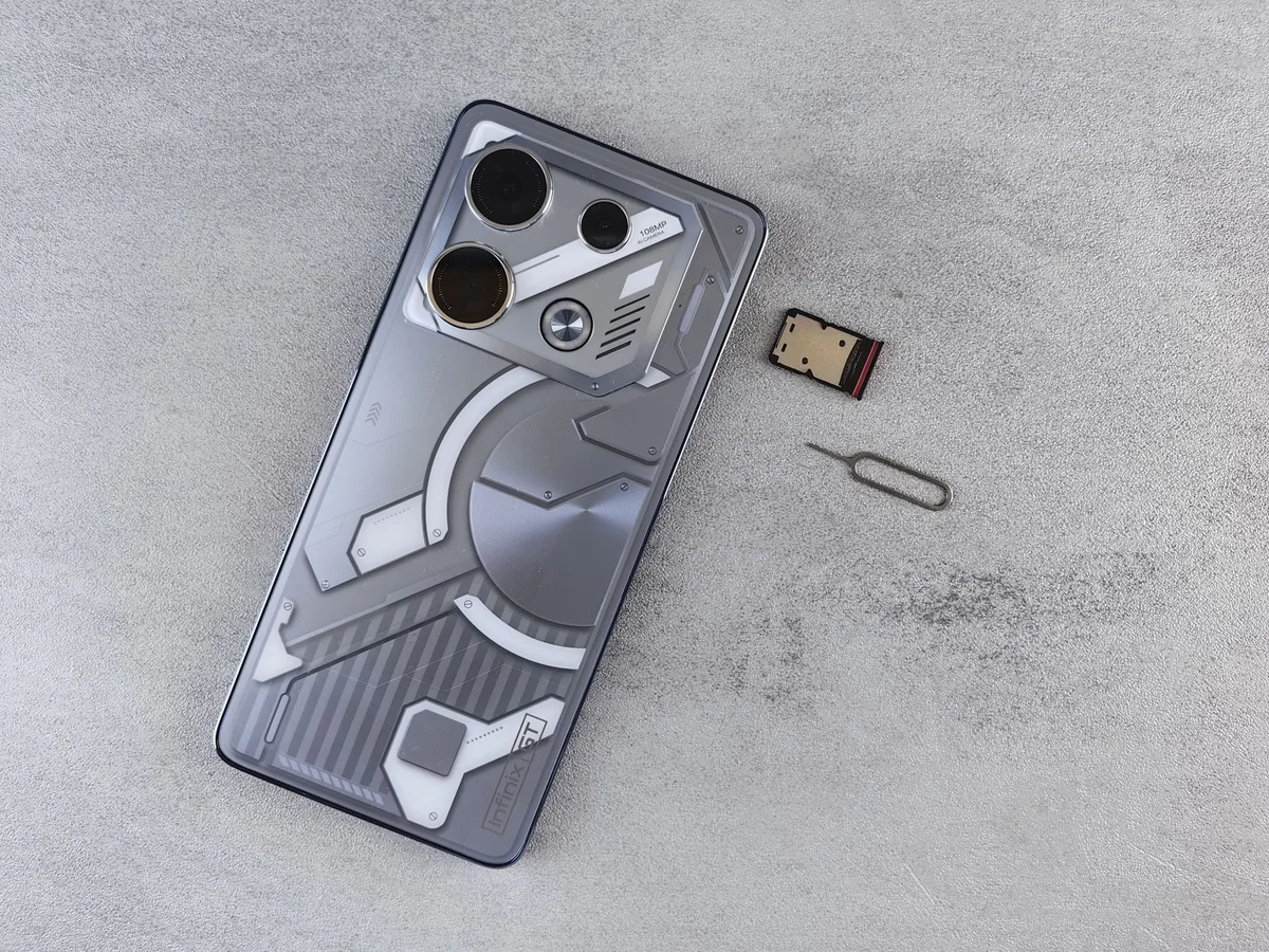 Khay thẻ SIM và que chọc SIM đặt cạnh nhau, chụp cận cảnh