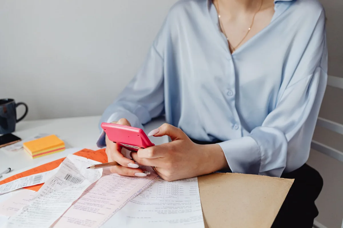 Hóa đơn mua hàng và máy tính cầm tay trên bàn