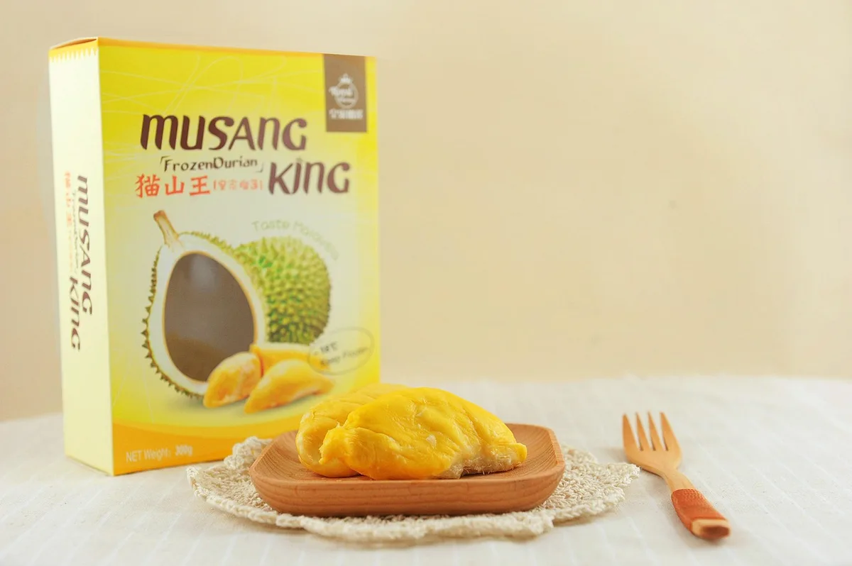 Cơm sầu riêng đông lạnh đóng hộp xếp trong kho lạnh chờ xuất khẩu