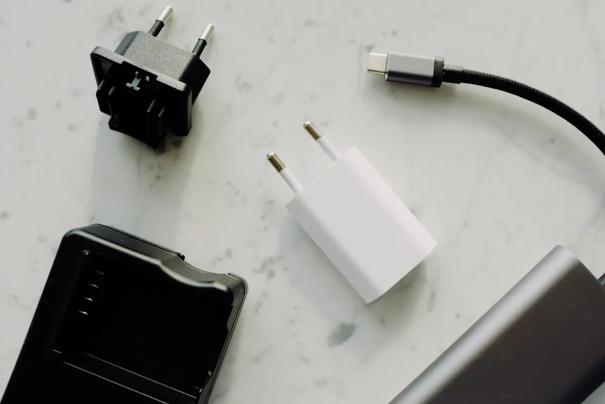 Cáp sạc USB-C và các đầu chuyển đặt trên mặt đá cẩm thạch sáng màu