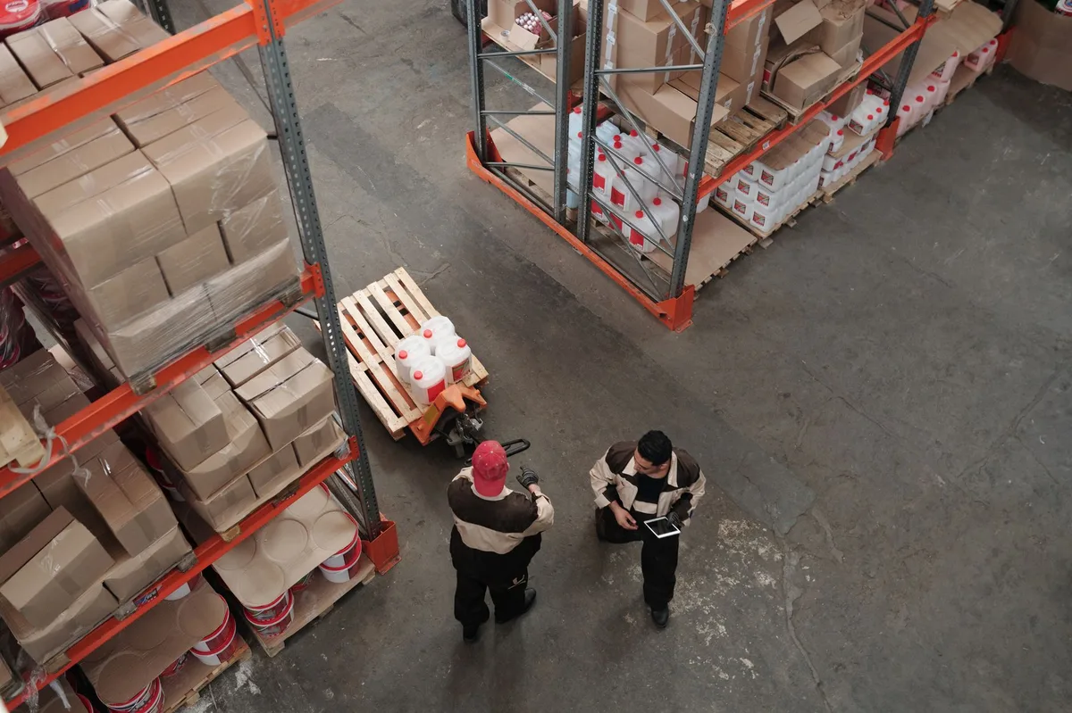 Kho lạnh công nghiệp xếp pallet hàng đông lạnh chờ xuất khẩu