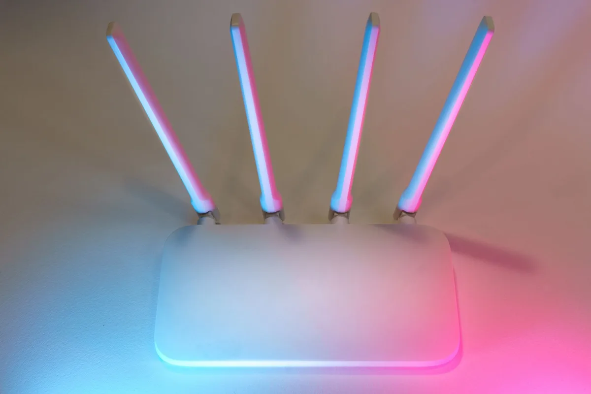 Bộ phát Wi-Fi đặt trên kệ trong phòng khách hiện đại