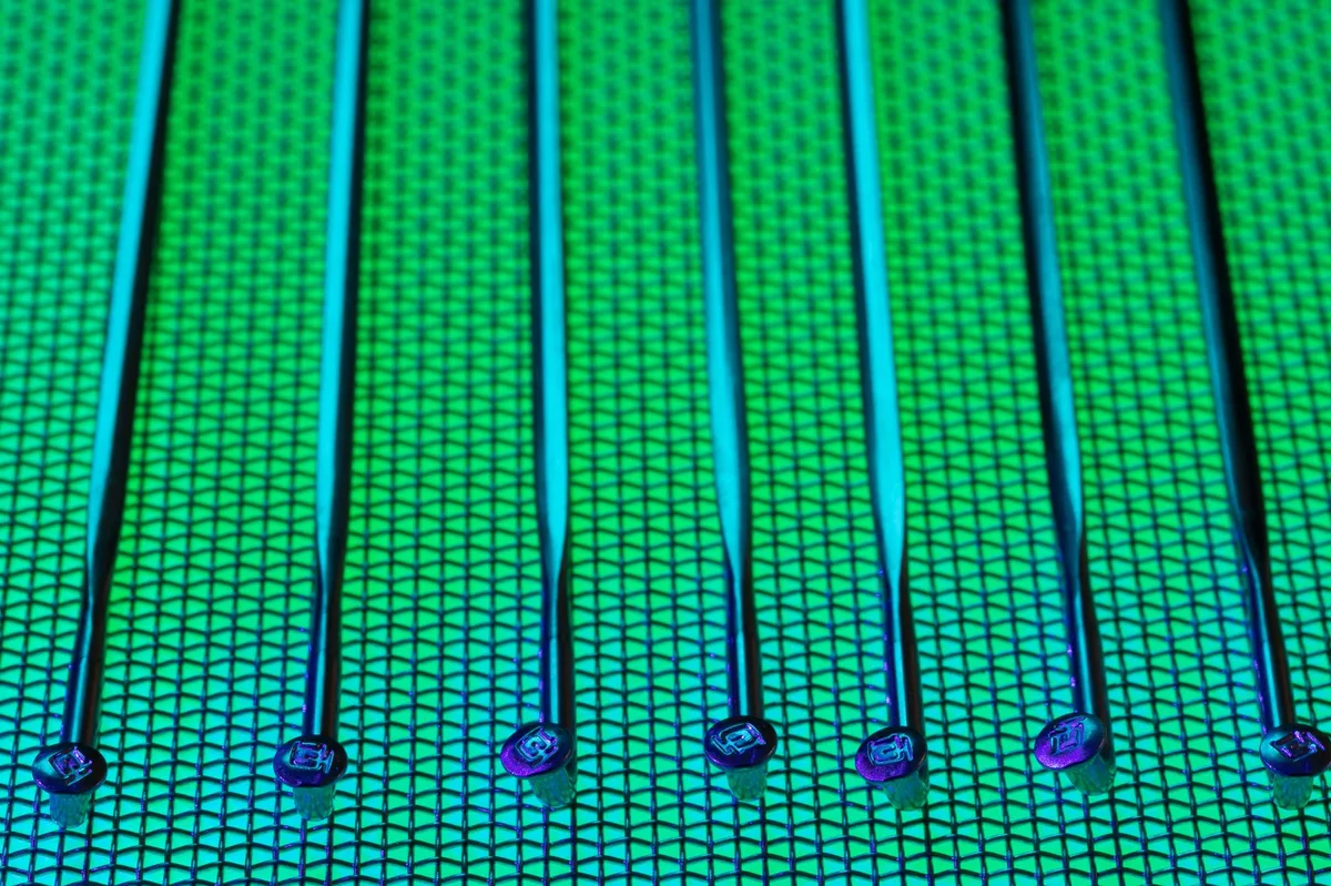 Tấm wafer silicon dùng để sản xuất chip bán dẫn nhìn cận cảnh